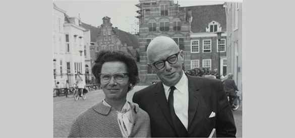 Jo en Tineke Spier op de Zaadmarkt in Zutphen, 1964